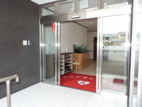 「シニアライフ宇治」の玄関。広さがあり、車いすも出入りしやすい。
