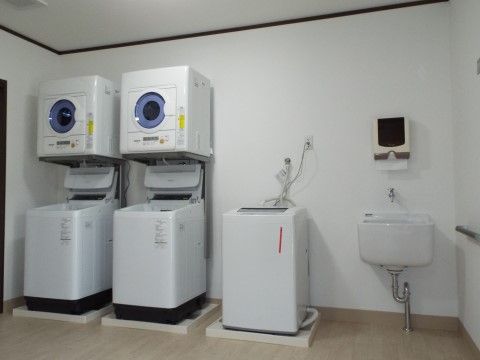 「シニアライフ宇治」の洗濯室。洗濯の設備も整っている。