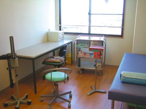 簡単な診察や処置を受けることのできる、施設内の医務室