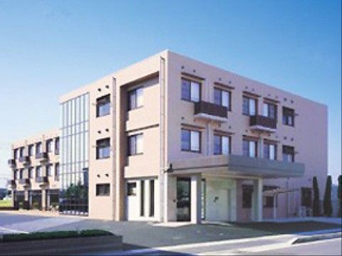 大きな道路に面している広い面積を有したグループホームである。建物中心部分には、壁一面ガラス張りの空間がある。
