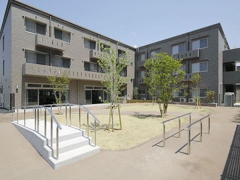 天気の良い日に自由に散歩や歩行訓練が行える、日当たりの良い中庭
