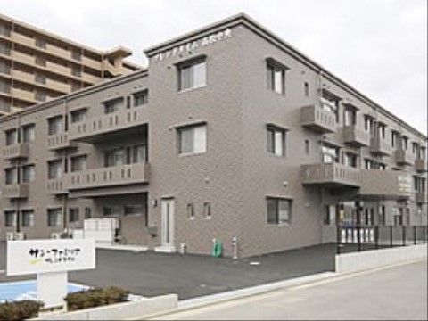 現代的な３階建てのマンション風の建物である。駐車スペースもあり、来訪者様は車でお越しいただきやすい環境である。