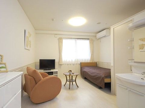 白を基調とした清潔感のある居室にはトイレ、洗面台も完備している。ベッドを配置しても十分にゆとりがある室内では、快適にお過ごしいただける。
