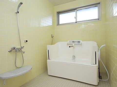 浴室には介護浴槽も複数用意しており、お身体が不自由な入居者様にも安心してご入浴を楽しんでいただける。