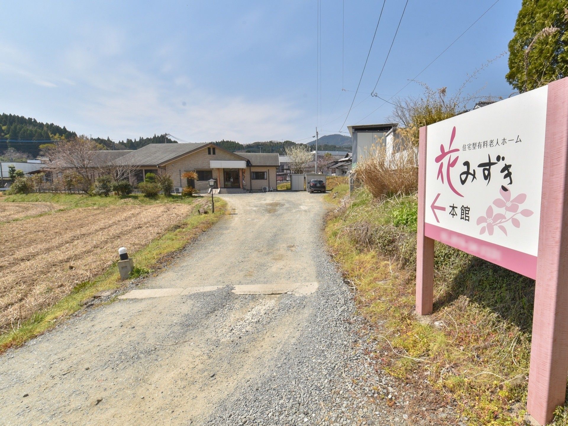 自然に囲まれた建物の入口