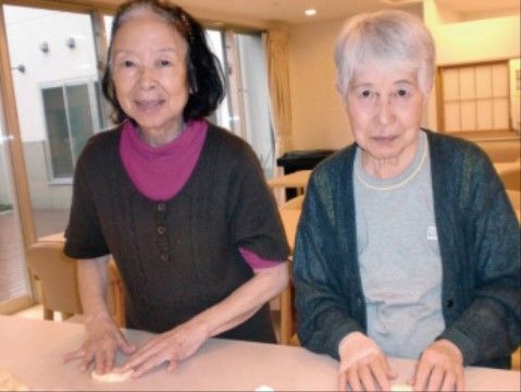楽しそうにダイニングで料理をする、入居者様たちの様子