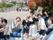 秋の天気がいい日に、紅葉がきれいな公園へ遠足に行った時の様子である。施設では、楽しく参加しやすいレクリエーションを多く企画している。