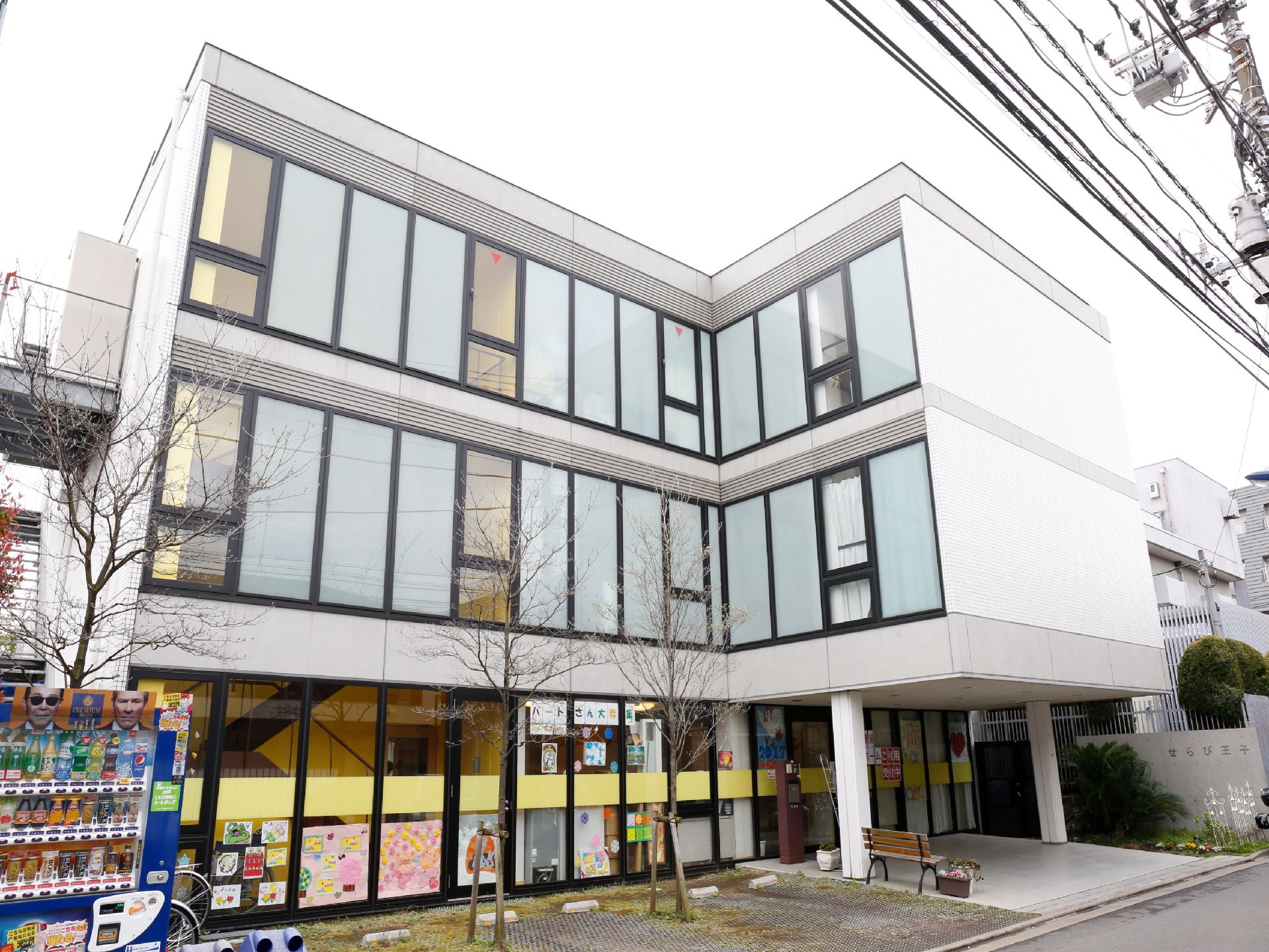 入口は二重扉になっている。中のドアには政府からのお知らせをお伝えするポスターが貼られている。照明が明るい。
