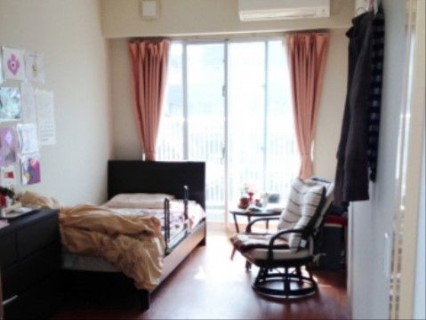 居室には冷暖房が設置されている。壁にはお気に入りの写真や絵を飾り付けることができるので、好きなようにお部屋をアレンジできる。