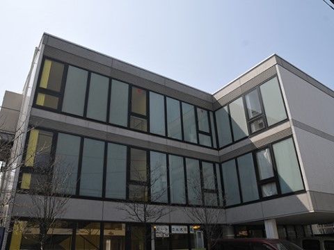 モダンな外観の３階建ての建物である。大きな窓からは、外から中が見えないようになっており、プライバシーが守られている。