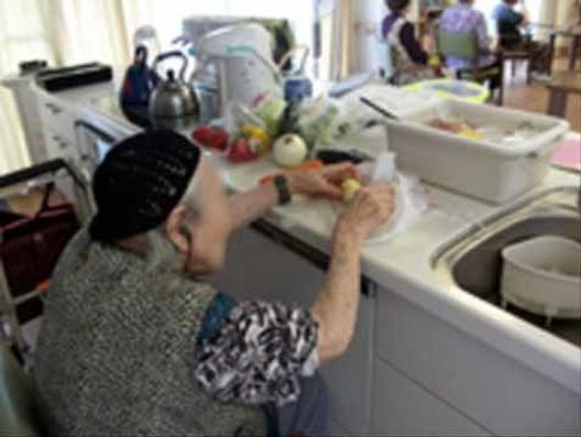 お料理をする入居者様