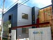 施設の右側には木製の縦格子が設置されている。道路側からの目隠しを兼ねたデザイン性のある外観になっている。
