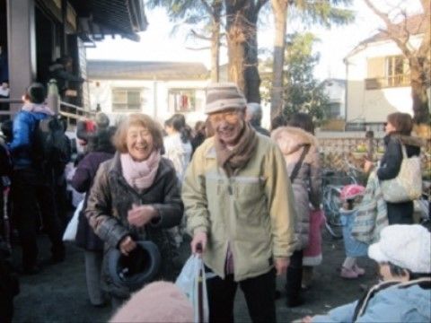 寺社に参拝にきて、外出を楽しんでいる入居者様の様子