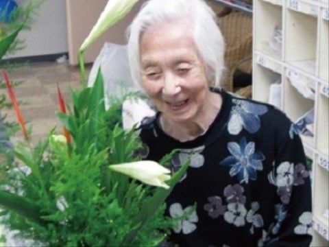 レクリエーションで、フラワーアレンジメントを楽しむ入居者様