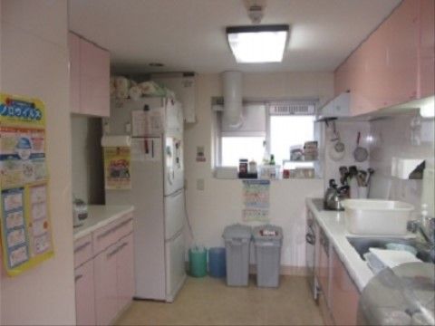 キッチンの奥には、種別ごとにゴミ箱が用意されているほか、窓の桟に各種調味料が用意されている。また、大型の冷蔵庫が備え付けられている。