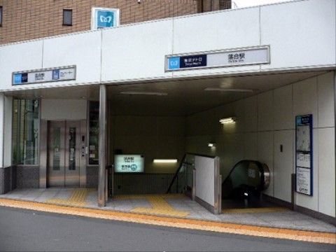 施設最寄りの地下鉄の駅である。駅の入口にはエレベーターが設置されており、車椅子をご利用の方を含む入居者様の外出時に役立っている。