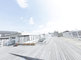 施設の屋外デッキと建物を示す