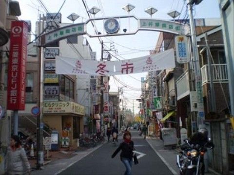 施設から近い商店街。お店の数が多い、活気のある通り。