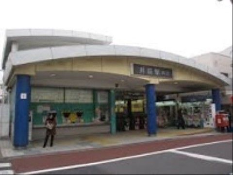 施設の最寄り駅。大きな改札がある。