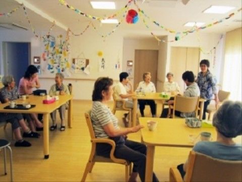 入居者がリビングに集まっておしゃべりを楽しんでいる。