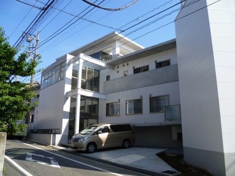 白いモダンテイストの施設外観デザイン。