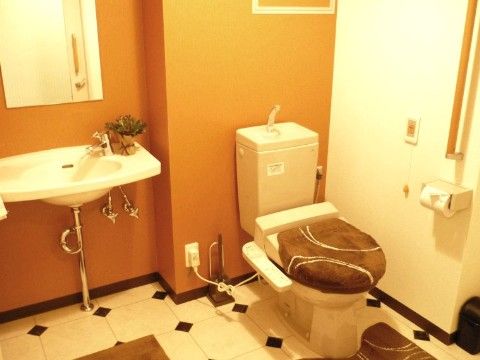 「ココファンリビング茅ヶ崎」の洗面台・トイレ。洗面台は足下をフットレスに施している。