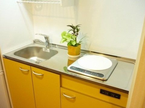 「ココファンリビング茅ヶ崎」の居室・キッチン。簡単な小料理ができる、ミニキッチンになっている。
