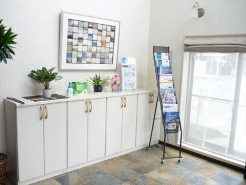 「ココファンリビング茅ヶ崎」のエントランス。絵画などの装飾も着飾っている。