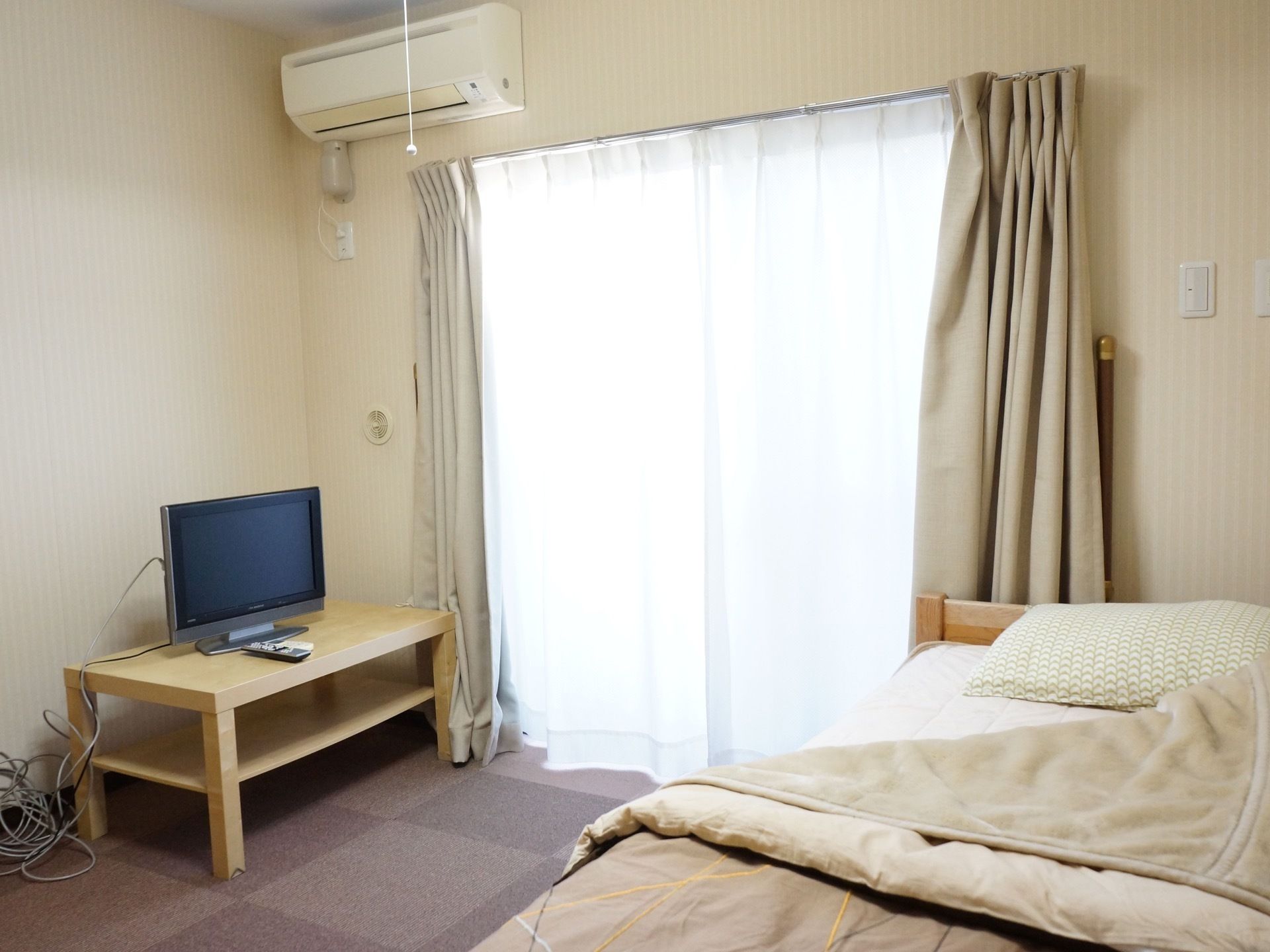 居室は白を基調としており、大きな窓からは明るい採光が入る。自宅のリビングにいるかのような雰囲気が味わえる。