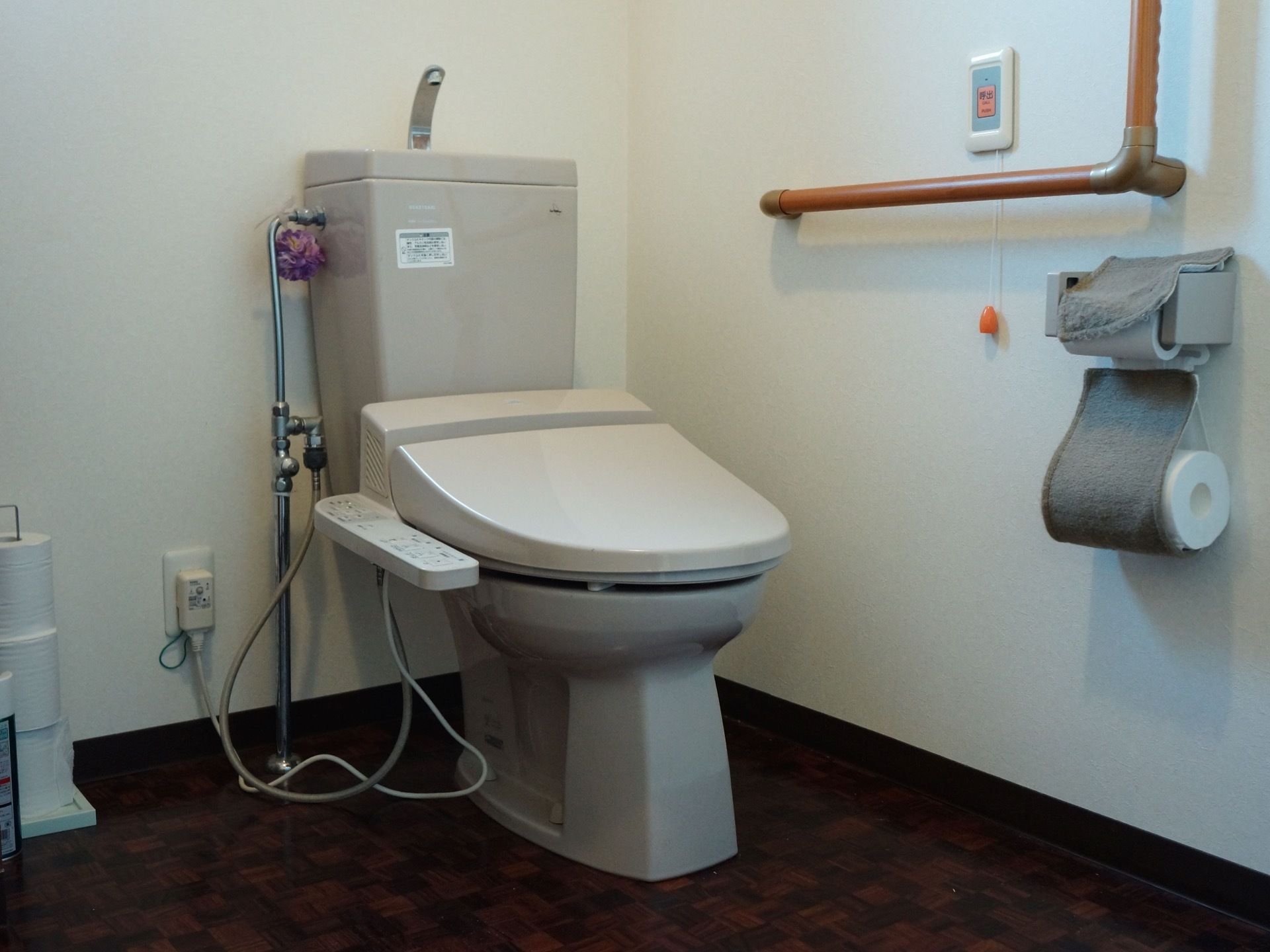 トイレには、木製の手すりがついており、体が不自由な方でも安心して使用できる。呼出ボタンもついていて安心である。