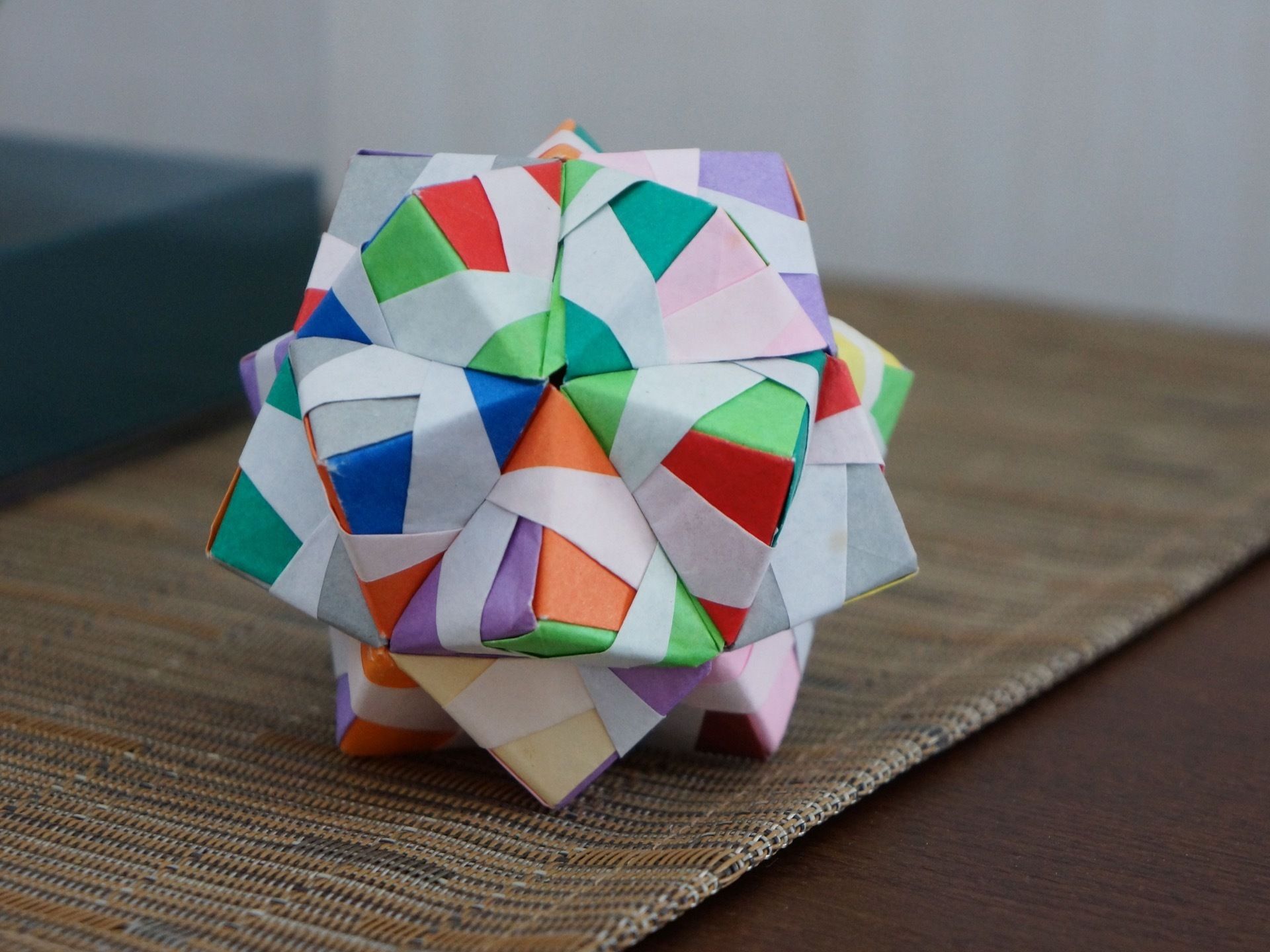 色々な色の紙を使って手作りされた掲示物。手作りの物を置くことによって、入居者様の心も癒されることだろう。