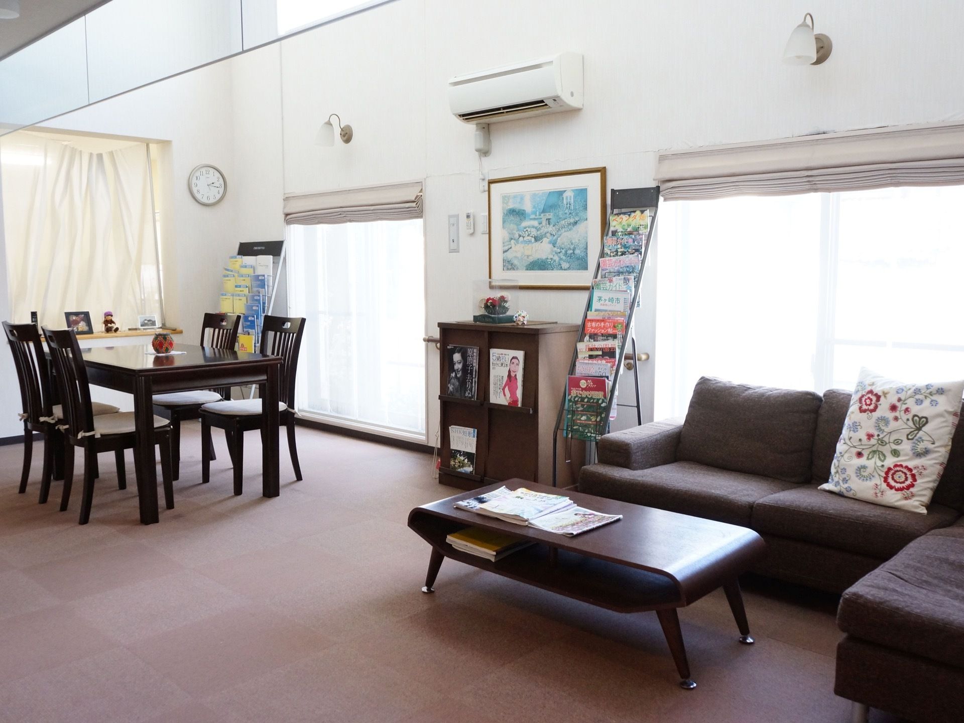 白を基調とした部屋に、ダークブラウンのソファと椅子どちらも置かれており、雑誌などを読んでくつろぐことができる。