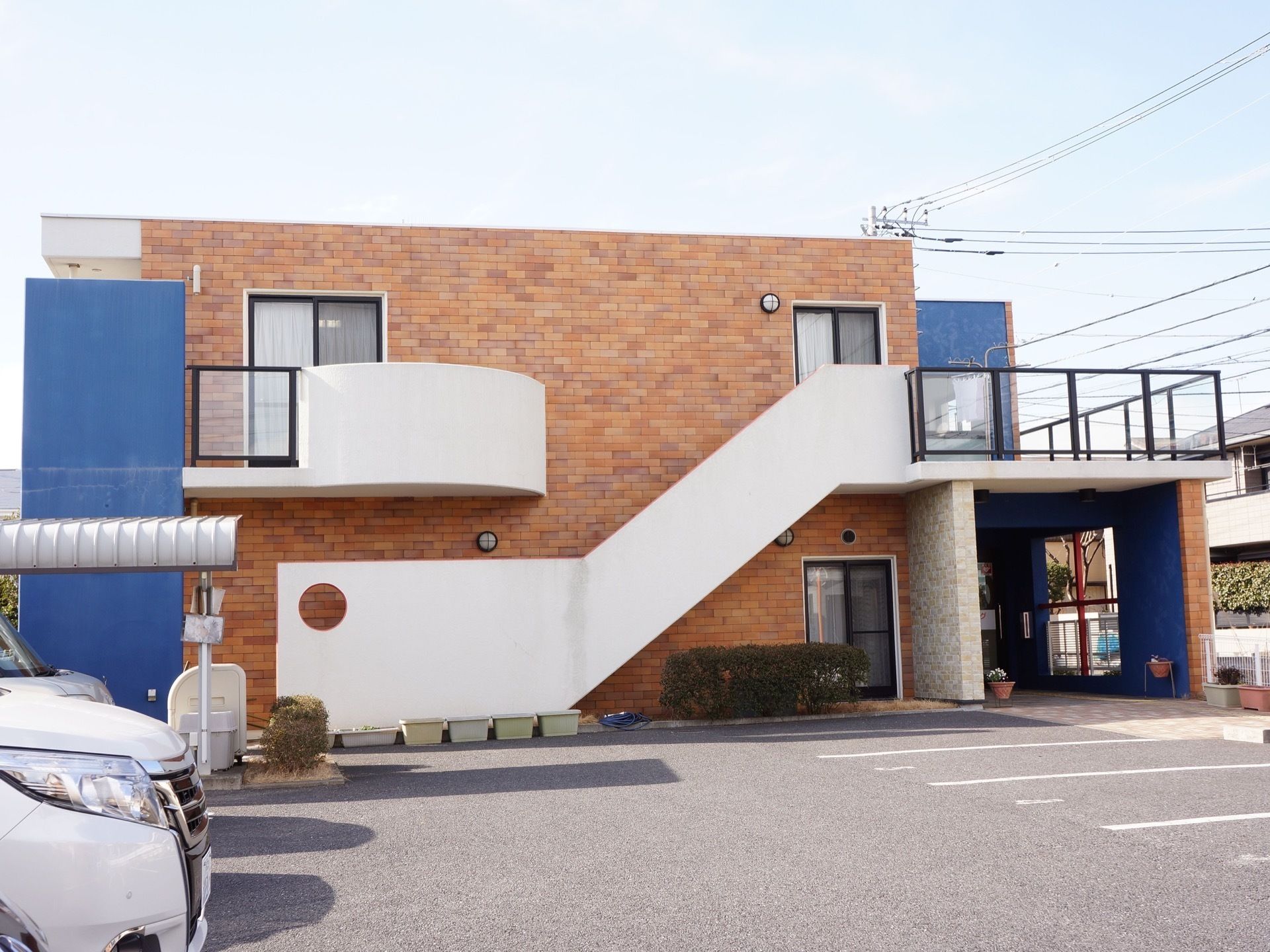 ２階建ての建物で、デザイナー住宅のような外観である。建物前には、駐車場が完備されており、来訪者様も安心。