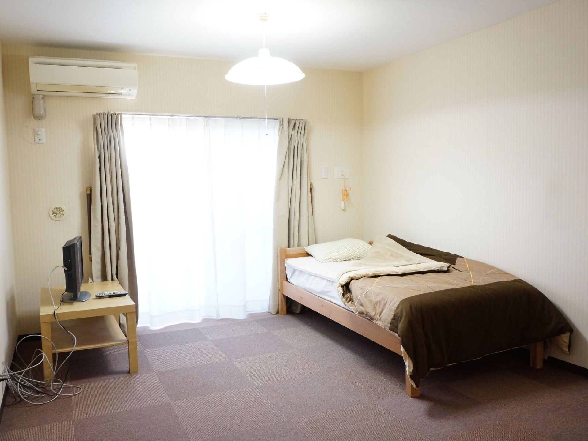 白を基調とした明るい部屋に、ベッドとテレビがある。広い空間のため窮屈することなく、来訪者様が来ても十分くつろげる。