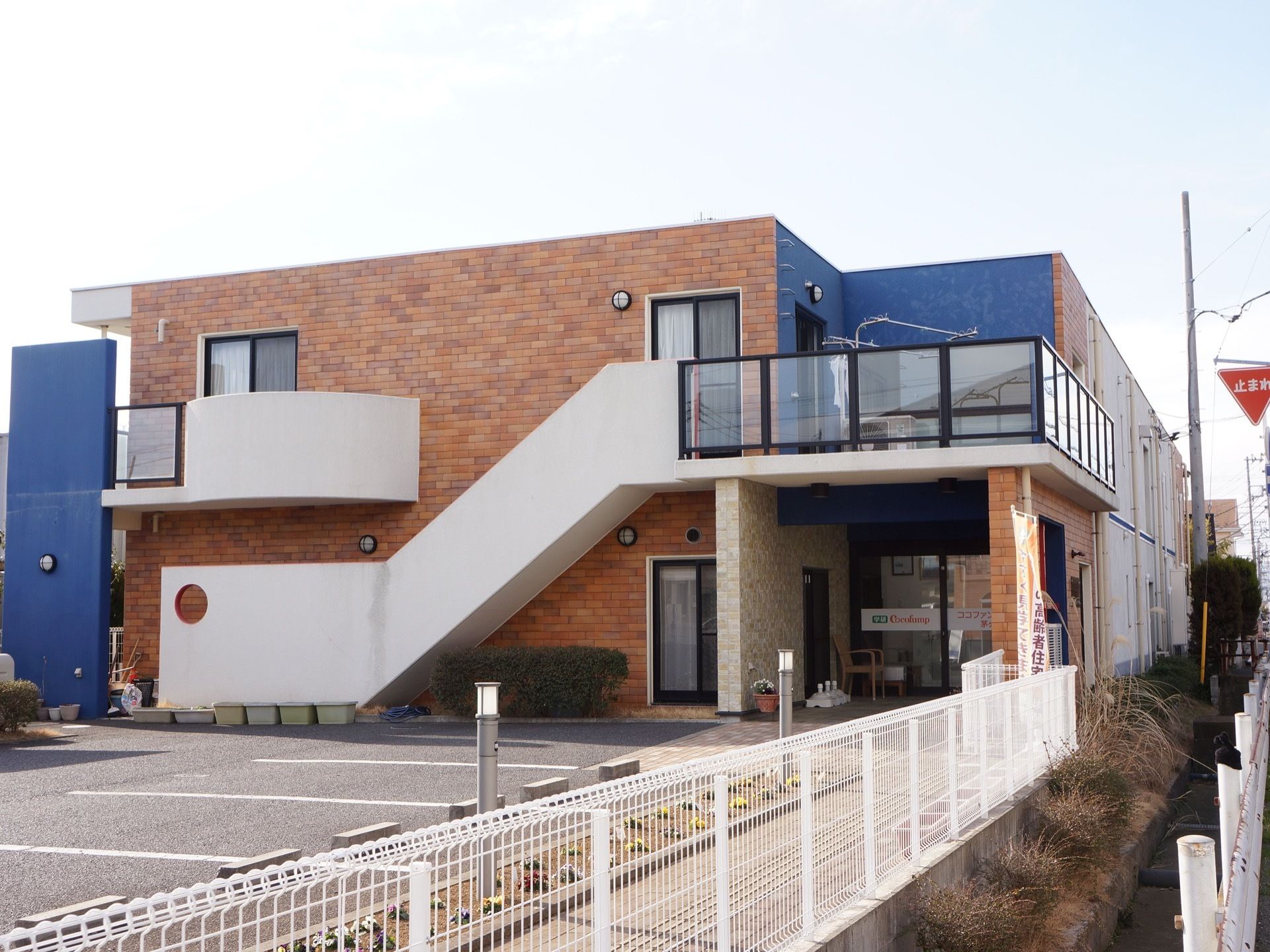 外観は、レンガを用いたデザイナーズ住宅のようなおしゃれな雰囲気である。道路に面しており、車での来訪も可能である。