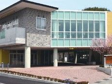 広いエントランスの建物