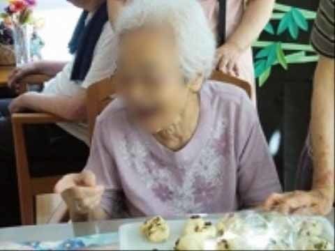楽しそうに微笑みながら、目当てのものを指さす入居者様