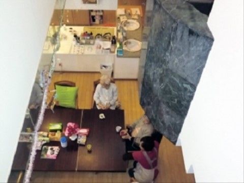 施設には吹き抜けが設けられている。高い位置から陽射しが注ぎ込まれ、開放感のある空間が明るく照らされている。