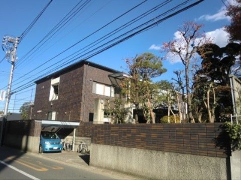 閑静な住宅地に建つ施設は、邸宅のような佇まいである。落ち着いた環境で、ゆったりと暮らしていただける。
