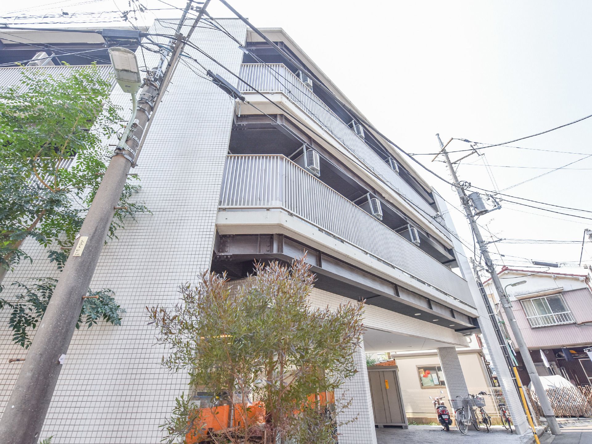 施設は東急池上線の池上駅から徒歩9分の好立地に建つ。東京23区の建物らしく、敷地面積を最大限に活かした設計となっている。