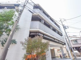 施設は東急池上線の池上駅から徒歩9分の好立地に建つ。東京23区の建物らしく、敷地面積を最大限に活かした設計となっている。