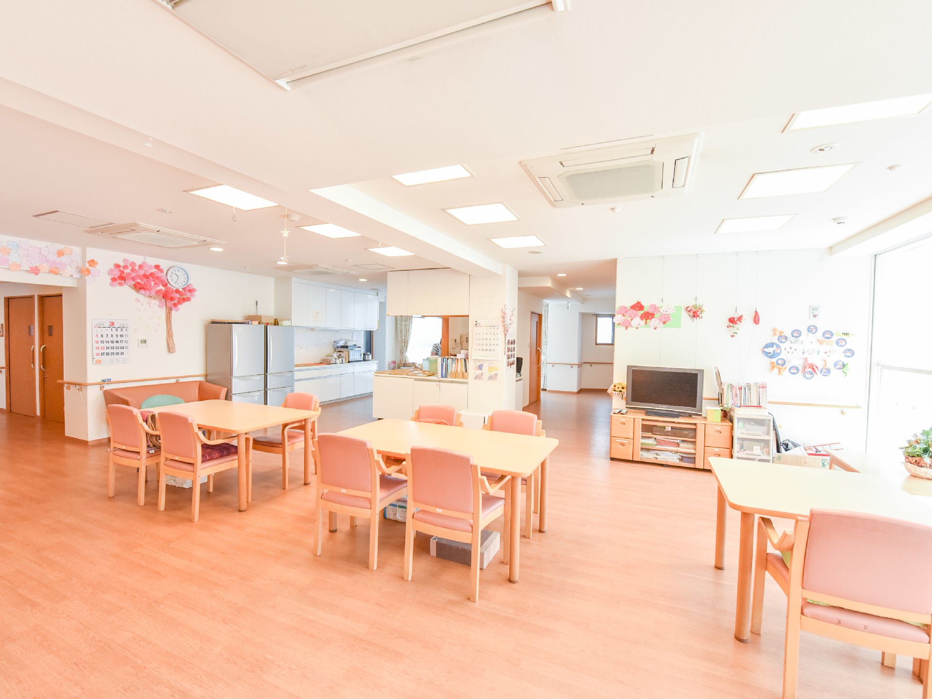 ダイニングルームとシームレスにつながったフロアに、キッチンを設定している。食事の支度を自力で行っていただき、残存能力の維持を図っている。