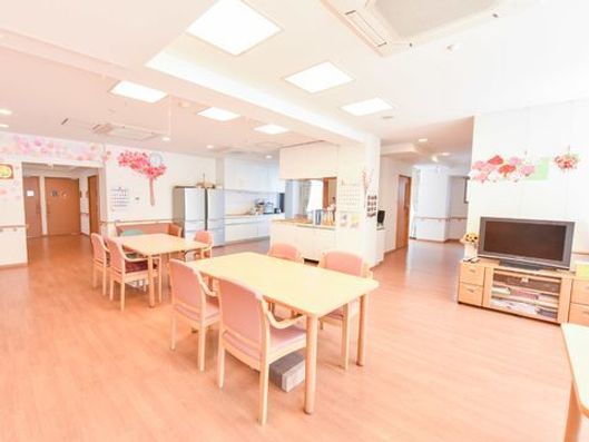 吹き抜けのあるダイニングルーム