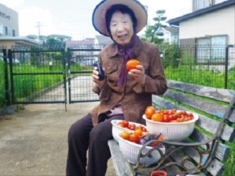 入居者がミカンを食べている様子