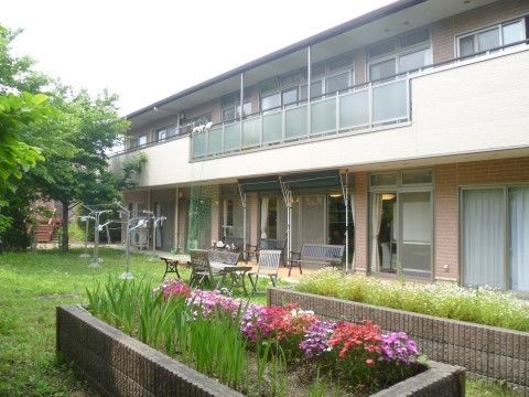 外観はおしゃれで花が植えてある。