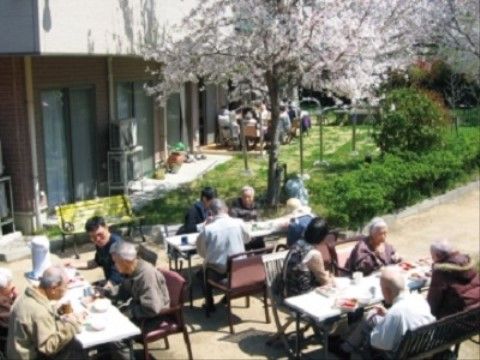 高齢者が外で食事をしている様子