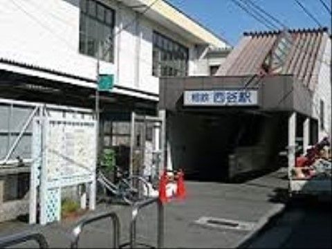 最寄駅の様子である。店舗が点在する住宅街で静かな環境にあり、落ち着いた雰囲気。施設からは徒歩10分ほどである。
