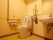 トイレの手すりは両側についており、身体のどちら側に不便のある方も楽に利用可能。非常用押しボタンを装備している。