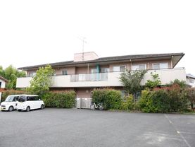 1500平米超の広い土地にある施設の建物は、落ち着いた茶系統の外観。緑が多い周辺の環境とマッチしている。
