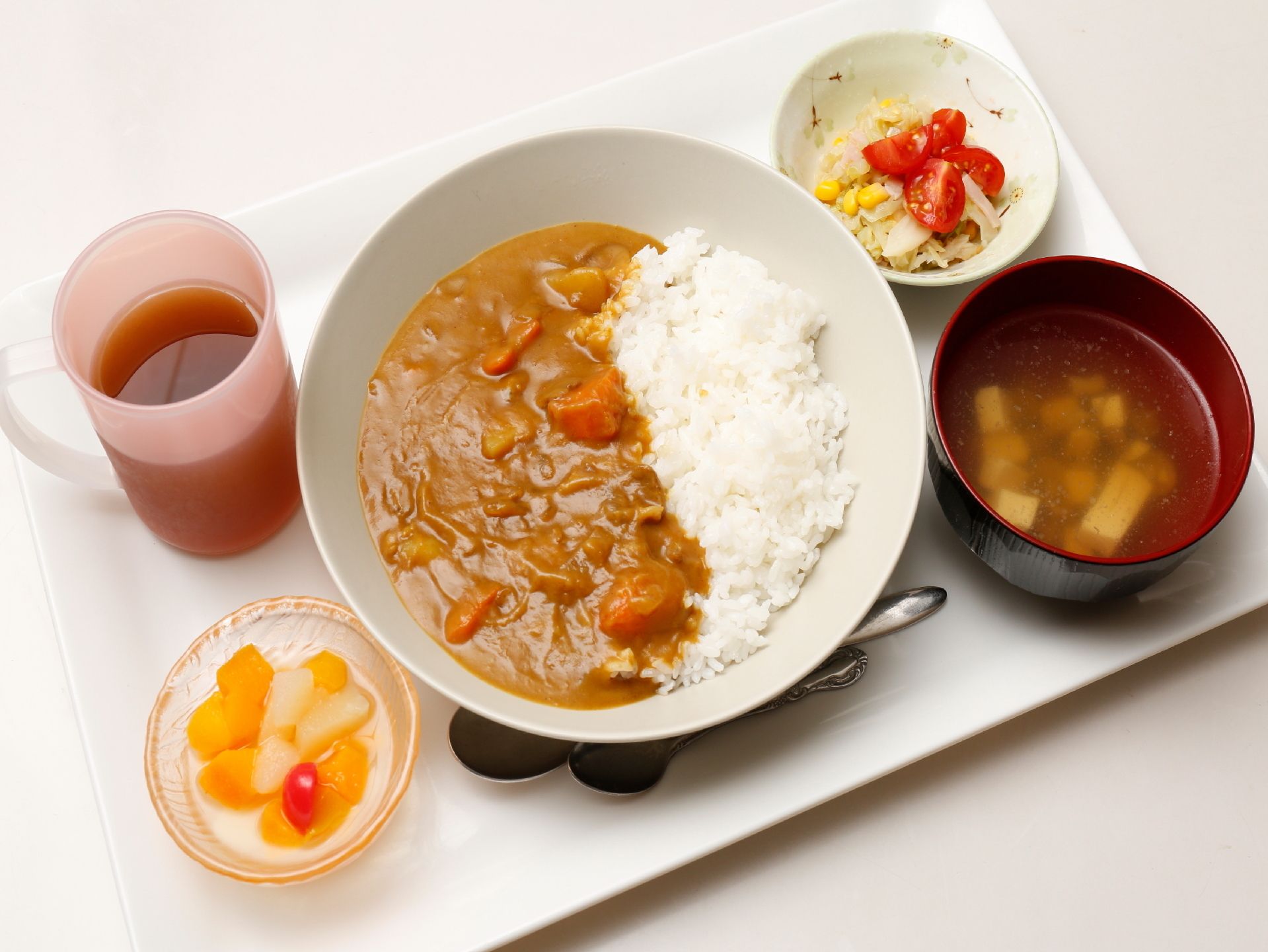 栄養バランスと衛生面を考慮したメニューをご提供。単なる栄養補給ではなく楽しんで食べていただくため、盛付けや彩りに気を配っている。